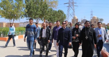 نائب محافظ قنا يتابع أعمال مبادرة شبابية خاصة بالنظافة والتجميل.. صور