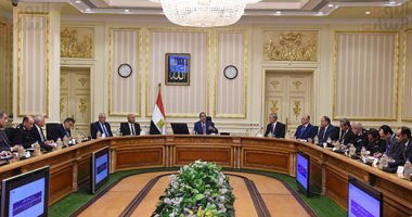 رئيس الوزراء يكلف بإلغاء المواقف العشوائية أعلى الطريق الدائرى والتواجد الأمنى المكثف.. مدبولى للمحافظين: "سأنزل معكم كى أتابع وأرى ما أنجزتموه".. والدولة تستثمر ما يزيد على 7مليارات جنيه لتطوير الشريان الحيوى