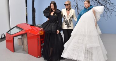 الأم أحلى ولا بناتها؟ يولاندا حديد تنضم لابنتيها جيجى وبيلا على الـrunway