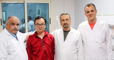 مستشفى النجيلة بمطروح تحتفل بخروج الصينى المتعافى من كورونا بالتورتة