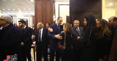 سياسيون ورجال دولة وفنانون ومشاهير يشاركون فى عزاء مبارك