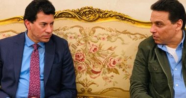 صور .. وزير الرياضة يجتمع بجهاز المنتخب على هامش مباراة الزمالك و الترجي