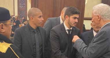 محمد زيدان يجاور عمر علاء مبارك فى طابور تلقى عزاء الرئيس الأسبق.. صور