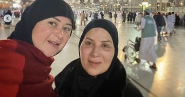 بوسى ومى نور الشريف تؤديان مناسك العمرة.. صور
