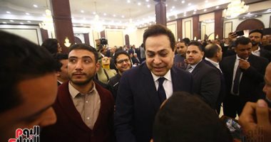 صور.. حكيم وميرفت أمين ودلال عبد العزيز وصفاء أبو السعود يشاركون فى عزاء مبارك