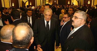 محلب ووزيرة التخطيط وحازم إمام وميدو يشاركون فى عزاء مبارك.. صور
