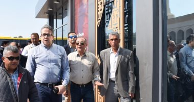 وزير السياحة والآثار يفتتح بوابات معبد الأقصر بطراز "الهوية البصرية" 