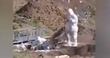 قوات أمن تدفن ضحايا فيروس كورونا بالقرب من منازل المدنيين في إيران.. فيديو