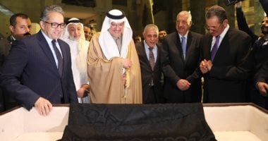 وزير السياحة عن إهداء السعودية جزء من كسوة الكعبة: رمز الصداقة بين البلدين