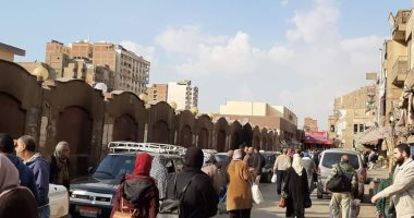 صور وابعت.. قارئ يرصد مخالفة "موقف توك توك عشوائى"أمام محطه مترو حلوان