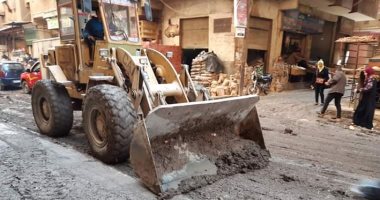  حى العجوزة يزيل أثار الأمطار فى شوارع أرض اللواء