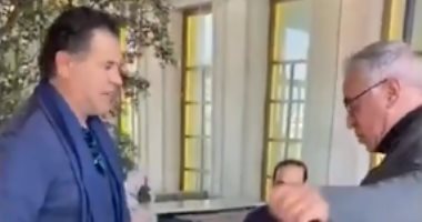 راغب علامة يبتكر طريقة جديدة لمصافحة أصحابه خوفا من كورونا 