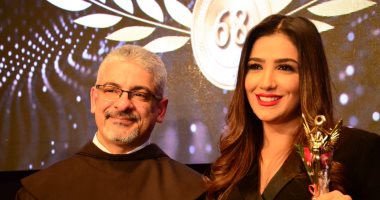 مى عمر تحصد جائزة الإبداع الفنى من المركز الكاثوليكى للسينما.. صور 