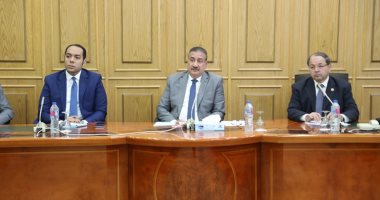 محافظ المنوفية يستعرض استعدادات الصحة لمواجهة فيروس كورونا