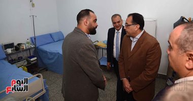 رئيس الوزراء يتابع إجراءات الحجر الصحى للسائحين بمطار الغردقة