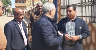 محافظ الأقصر يتفقد العمل فى ترميم الطرق بمدينة الزينية.. صور