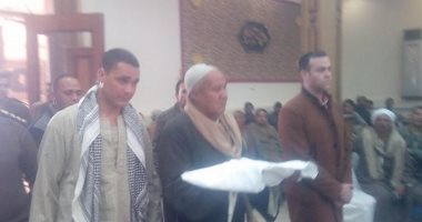 صور.. جلسة صلح تنهى خصومة ثأرية بين أبناء عمومة بمركز الفشن ببنى سويف