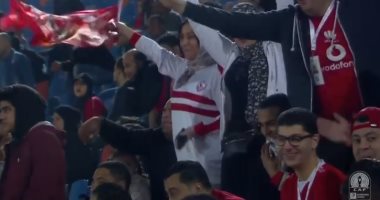 مشجعة بقميص الزمالك وعلم الأهلى تؤازر الأحمر أمام صن داونز من الملعب.. فيديو