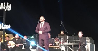على الحجار يبدأ حفل مهرجان دندرة للموسيقى بـ"ماتمنعوش الصادقين".. صور