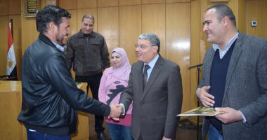 محافظ المنيا يسلم 59 عقدا جديدا لتقنيين أوضاع أراضى أملاك الدولة