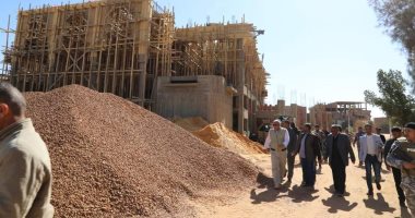 صور.. محافظ الوادى الجديد يتفقد عدد من المشروعات الخدمية والإنتاجية بالداخلة
