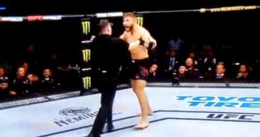 مصارع روسى يخسر فى مباراة قتالية بقرار غريب من حكم أثار غضبه.. فيديو