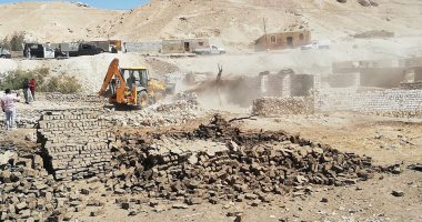 إزالة 21 حالة تعدى بقرية الدير والشغب بمساحة فدان و16 قيراط بمدينة إسنا