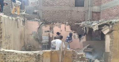 إزالة عقار أيل للسقوط بحى الخليفة جنوب القاهرة.. صور