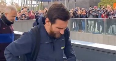 ميسي يثير قلق جماهير برشلونة ويظهر بمشكلة فى الساق قبل الكلاسيكو.. فيديو