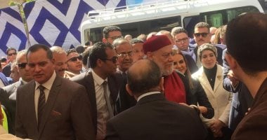 25 ألف قطعة ملابس بمعرض "دكان الفرحة" بجامعة سوهاج.. صور