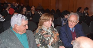 فاروق حسني وزاهي حواس وإلهام شاهين في العرض الخاص لفيلم "رقصة لا تنسى"