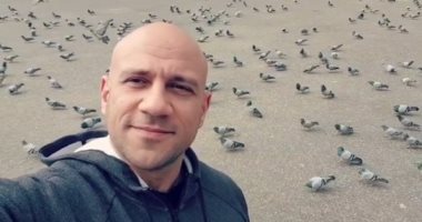 فرحة أحمد مكى وسط أسراب الحمام فى مكة.. فيديو