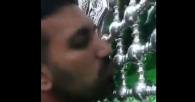 مع تفشى فيروس كورونا.. فيديو تحدى "لعق" الأضرحة يثير غضب الإيرانيين