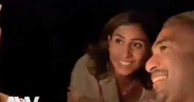 دينا الشربينى تخطف الأنظار أثناء حضورها حفلة الهضبة.. والجمهور يلتقط معها سيلفى