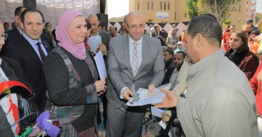 صور.. وزيرة التضامن ومحافظ بنى سويف يسلمان 30 دراجة بخارية لذوى الأعاقة