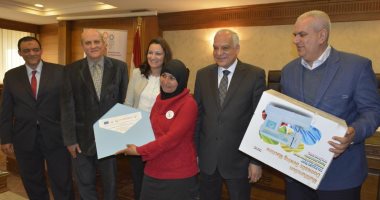 محافظ الجيزة يسلم ماكينات خياطة لسيدات ميت عقبة وأرض اللواء.. صور