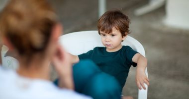 5 عبارات طفلك محتاج يسمعها لبناء ثقته بنفسه.. "أنا فاهمة شعورك" أبرزها