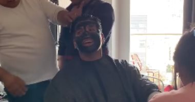 كيف يستعد عمر كمال لـ برنامج في لبنان بالماسك والباديكير.. فيديو