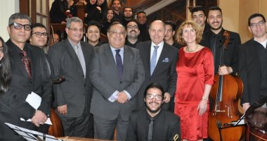 جامعة حلوان تهدى رئيس برلمان النمسا درع الجامعة خلال زيارة الفنون الموسيقية