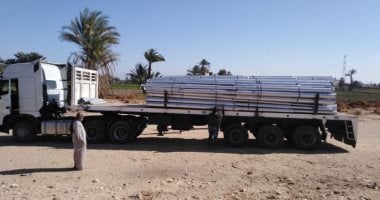 وصول 120 عمود إنارة ومحول كهرباء لقرية توماس الوسطى جنوب الأقصر .. صور