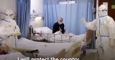 ممرضة صينية تغني مقطوعة موسيقية لمريضة بعد تعافيها من كورونا في ووهان.. فيديو