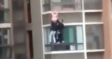 مشهد مرعب.. طفلة تنزل من شرفة شقتها فى الطابق العاشر بحثا عن والدتها.. فيديو