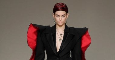 كايا جربر تواصل تألقها بعرض أزياء ألكسندر ماكوين فى باريس.. صور