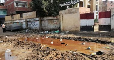 سيبها علينا.. القمامة تحاصر مدرسة المريح بشبين القناطر