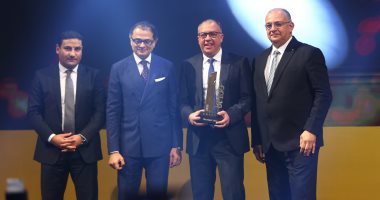 احتفالية bt100 تمنح "ماونتن فيو" جائزة.. ويتسلمها عمرو سليمان