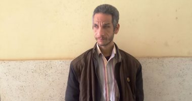 قصة كفاح كفيف تم تعيينه معلما للغة العربية والدين بمدرسة النور في سوهاج بعد أن كان طالبا فيها.. رجب: التحقت بها فى الصف الثالث الابتدائي وحصلت على دبلومتين تربويتين وأتحدث العبرية بطلاقة.. صور