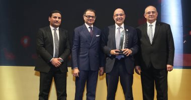 أحمد صبور يتسلم جائزة للأهلى للتنمية العقارية باحتفالية bt100