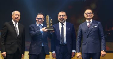 احتفالية bt100 تمنح جائزة لمجموعة "السويس للأسمنت" ويتسلمها خوسيه ماريا