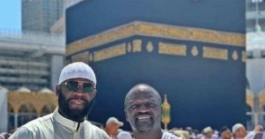 شاهد المغنى العالمى أكون يؤدى مناسك العمرة