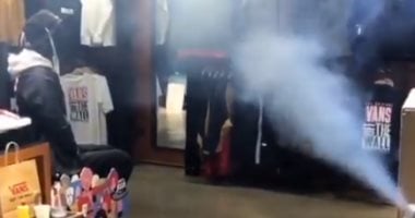 مواطنو كوريا الجنوبية يعقمون المحلات خوفا من عدوى فيروس كورونا.. فيديو